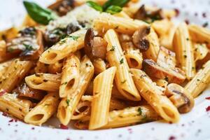 ai gegenereerd romig pasta bekroond met champignons en peterselie geserveerd Aan een houten tafel foto