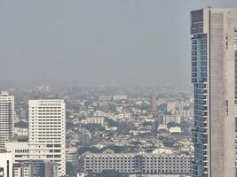 stadsgezicht visie van Bangkok metropolis. antenne visie van Bangkok Thailand, lucht verontreiniging van Bangkok met nevel en mist van stof fijnstof er toe doen 2.5 of pm2.5 foto