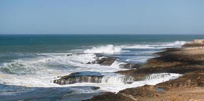 de golven van de atlantic oceaan crashen Aan de kust van Marokko. Afrika foto