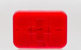 compact rood pil doos organisator geïsoleerd Aan wit achtergrond. foto