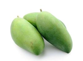 groene mango geïsoleerd op een witte achtergrond