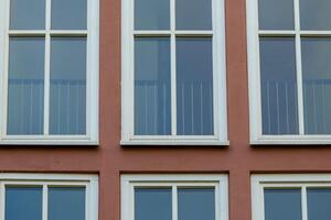 gebouw heeft veel ramen en de visie van de top is van de stad foto