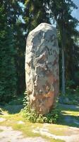 ai gegenereerd groot natuurlijk steen geplaveide leugens in de buurt een kolom in natuur verticaal mobiel behang foto