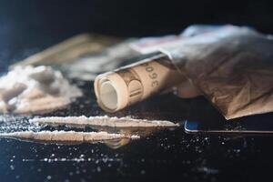 cocaïne en geld geïsoleerd Aan zwart achtergrond. foto