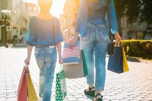 uitverkoop, consumentisme, geld en mensen concept - gelukkig jong vrouw met boodschappen doen Tassen en credit kaart in winkelcentrum foto