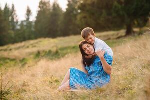 moeder en zoon hebben rust uit Aan vakantie in bergen foto