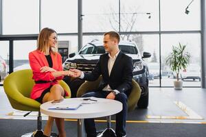 bedrijf vrouw koopt een auto Bij een auto dealerschap. concept van gelukkig bedrijf mensen foto