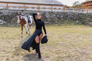 mooi aantrekkingskracht vrouw met een paard foto