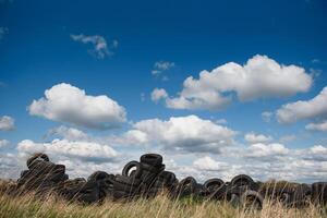 industrieel stortplaats voor de verwerken van verspilling banden en rubber banden. stapel van oud banden en wielen voor rubber recyclen. band dump foto