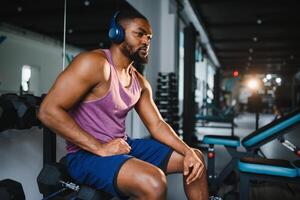 gewicht opleiding Afrikaanse aan het doen bodybuilding in Sportschool. foto