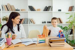 tutor aanbiedingen met de kleuter met een laptop, een echt huis interieur, de concept van kinderjaren en aan het leren foto