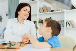 kind psycholoog Bijwonen klein jongen. de concept van psychologisch bijstand naar kinderen. foto