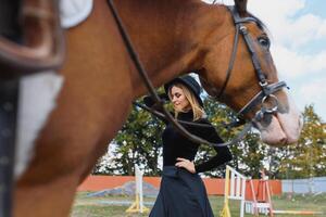 portret van jong mooi vrolijk vrouw met paard Bij zomer foto