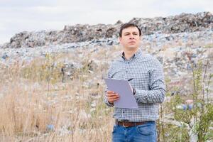 natuur behoud concept. een Mens studies de verontreiniging van natuur. houden de milieu schoon. ecologisch problemen. recycling foto