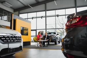 bedrijf vrouw koopt een auto Bij een auto dealerschap. concept van gelukkig bedrijf mensen foto