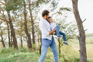 vader en zoon hebben pret samen in natuur. vader en zoon spelen. mensen hebben pret buitenshuis. concept van vriendelijk familie. foto