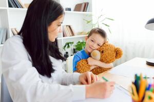 kind psycholoog Bijwonen klein jongen. de concept van psychologisch bijstand naar kinderen. foto