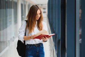 glimlachen vrouw leerling verbeteren haar toekomst door Bijwonen regelmatig lezingen foto