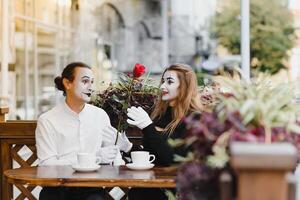 mannetje mime geven een bloem naar vrouw mime foto