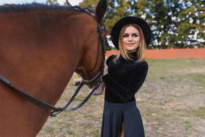 mooi aantrekkingskracht vrouw met een paard foto