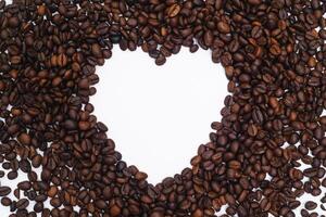 koffie bonen in hart vorm wit achtergrond geïsoleerd foto