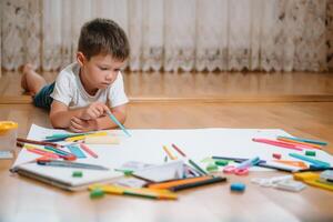 kinderen tekening Aan verdieping Aan papier. peuter- jongen en meisje Speel Aan verdieping met leerzaam speelgoed - blokken, trein, spoorweg, vlak. speelgoed voor peuter- en kleuterschool. kinderen Bij huis of kinderopvang. foto