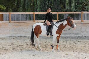 jong sexy vrouw met een paard foto