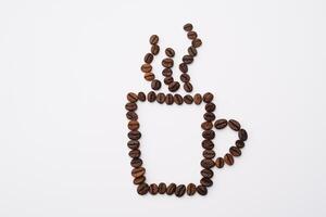 koffie kop met schuim gemaakt van koffie bonen geïsoleerd Aan wit foto