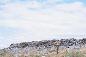 vodje hoop - vodje metaal klaar voor recycling met blauw lucht foto