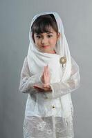 een jong Aziatisch meisje vervelend Javaans traditioneel kleren foto