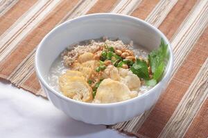 bubur ayam sukabumi bevat wit rijst- pap met kant gerechten van gebakken kip plakjes foto