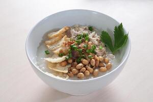 bubur ayam origineel bevat wit rijst- pap met kant gerechten van gebakken kip plakjes foto