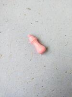 een detailopname schot van een roze rubber pin foto