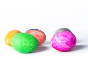 kleurrijk Pasen eieren Aan wit achtergrond met kopiëren ruimte voor tekst. foto