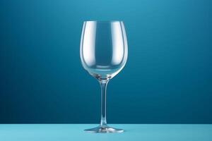 ai gegenereerd een single geïsoleerd wijn glas Aan een blauw oppervlakte en achtergrond. kopiëren ruimte. foto