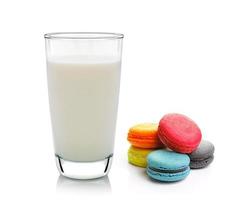 glas melk en macarons geïsoleerd op witte achtergrond foto