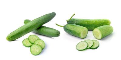 verse komkommer geïsoleerd op witte achtergrond foto