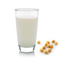 melk met sojabonen op witte achtergrond foto