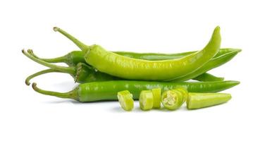groene paprika's geïsoleerd op witte achtergrond foto