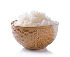 rijst in een kom geïsoleerd op een witte achtergrond foto