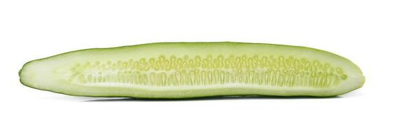verse plak komkommer op witte achtergrond