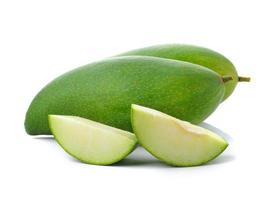 groene mango op een witte achtergrond foto