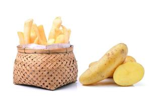 Aardappel en frietjes in mand geïsoleerd op witte achtergrond foto