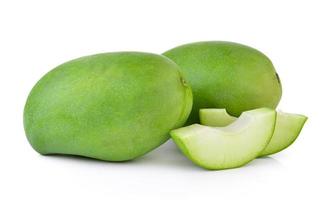 groene mango op witte achtergrond