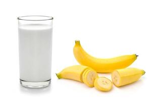 glas melk met banaan op witte achtergrond foto