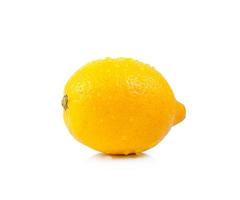 verse citroen met druppel water op witte achtergrond foto