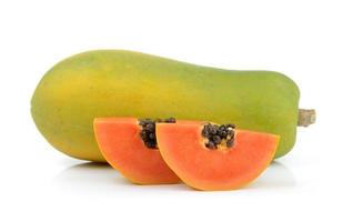rijpe papaja op witte achtergrond foto