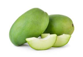 groene mango op witte achtergrond