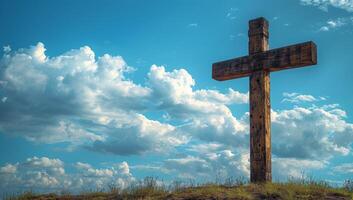 ai gegenereerd groot houten kruis Aan een heuvel met wolken achter het. foto