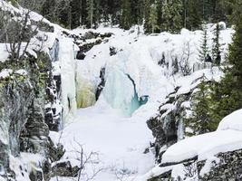 de mooiste bevroren waterval rjukandefossen winterlandschap, hemsedal, noorwegen.